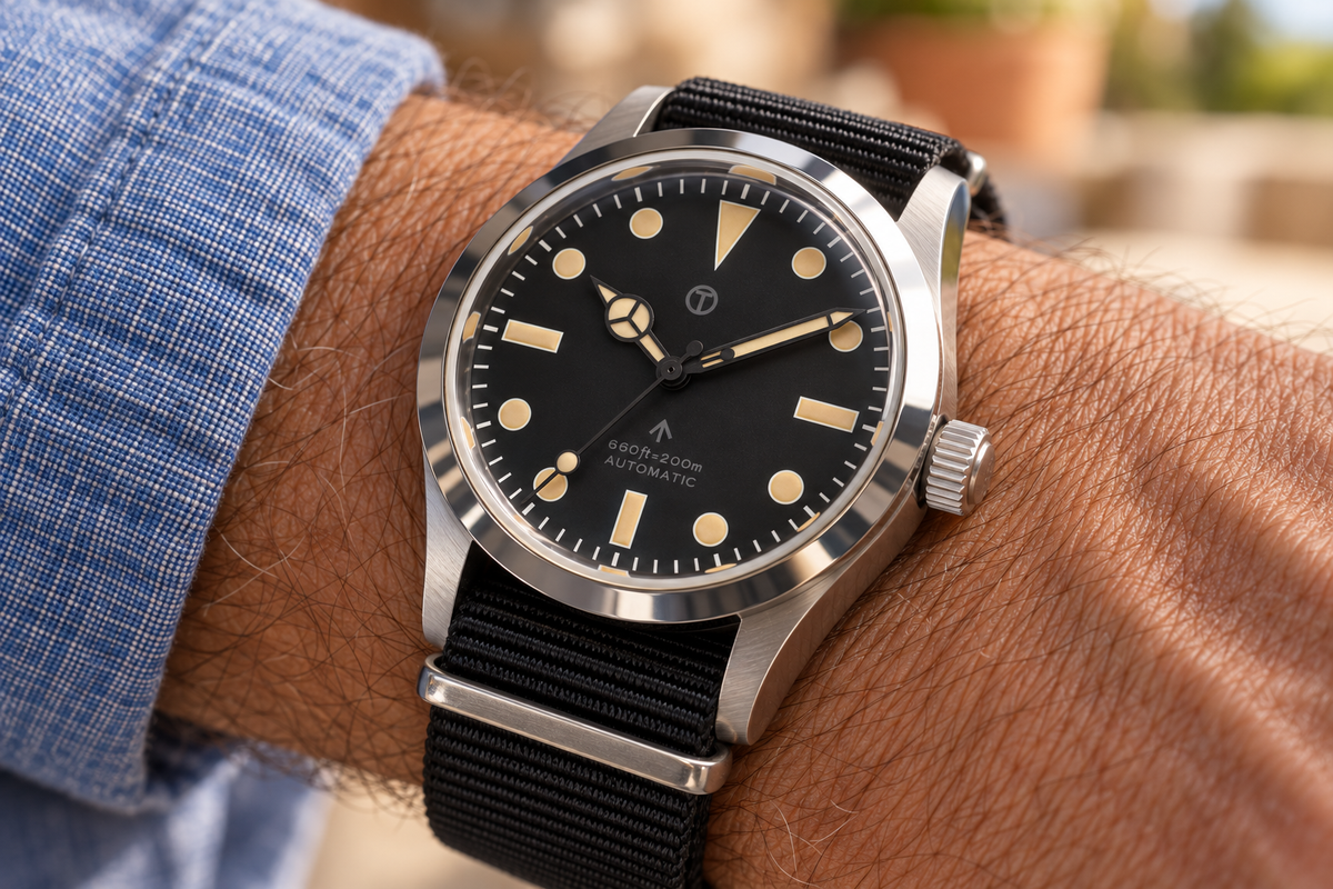 MWC Classic 1950s/1960s Pattern 25 Jewel Automatic Military Watch with 200m Water Resistance, Retro Luminous Paint, Sapphire Crystal and 2 x NATO Straps